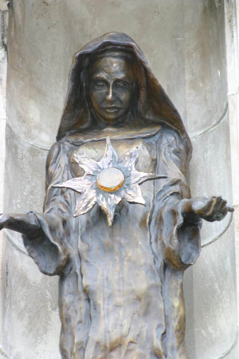 Santa Chiara praying