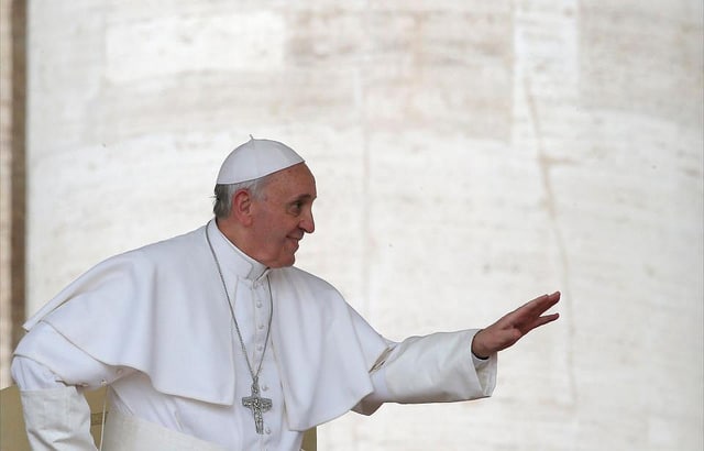 Pope-Francis-Waving