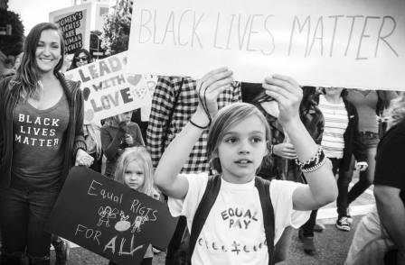 placas-nee-girls-at-march