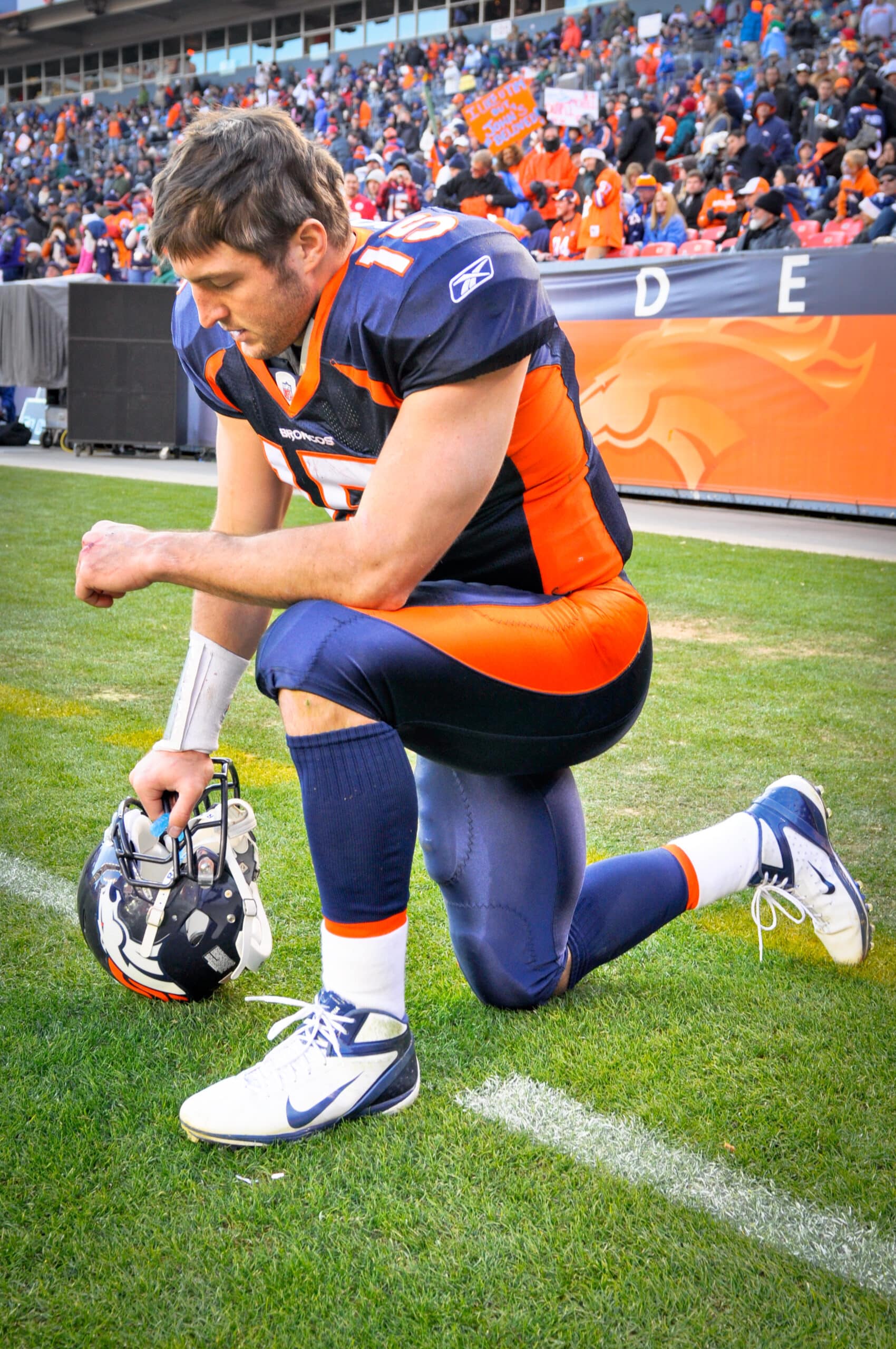 Tim-Tebow-kneeling