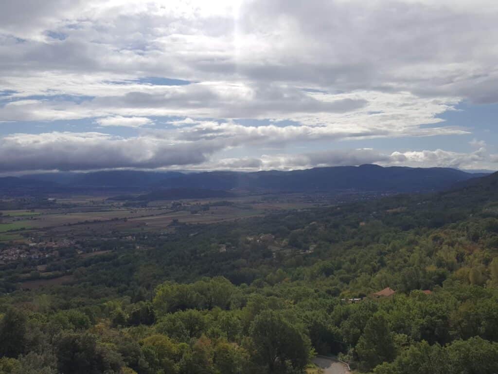 landscape-gray-clouds-green-trees