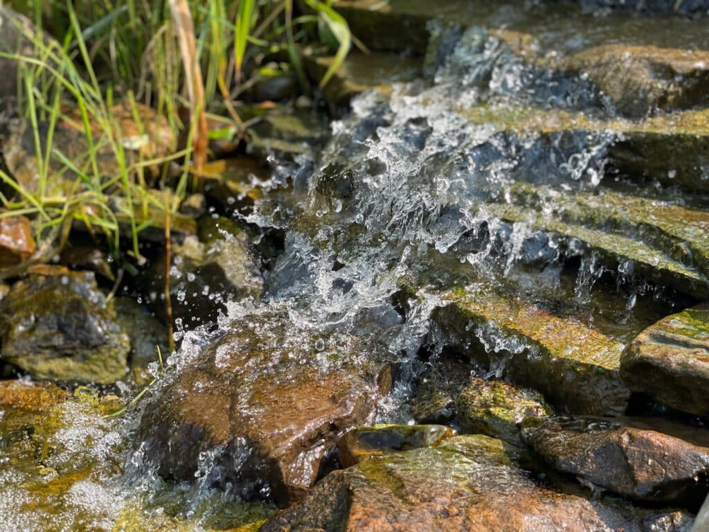 flowing-stream-rocks